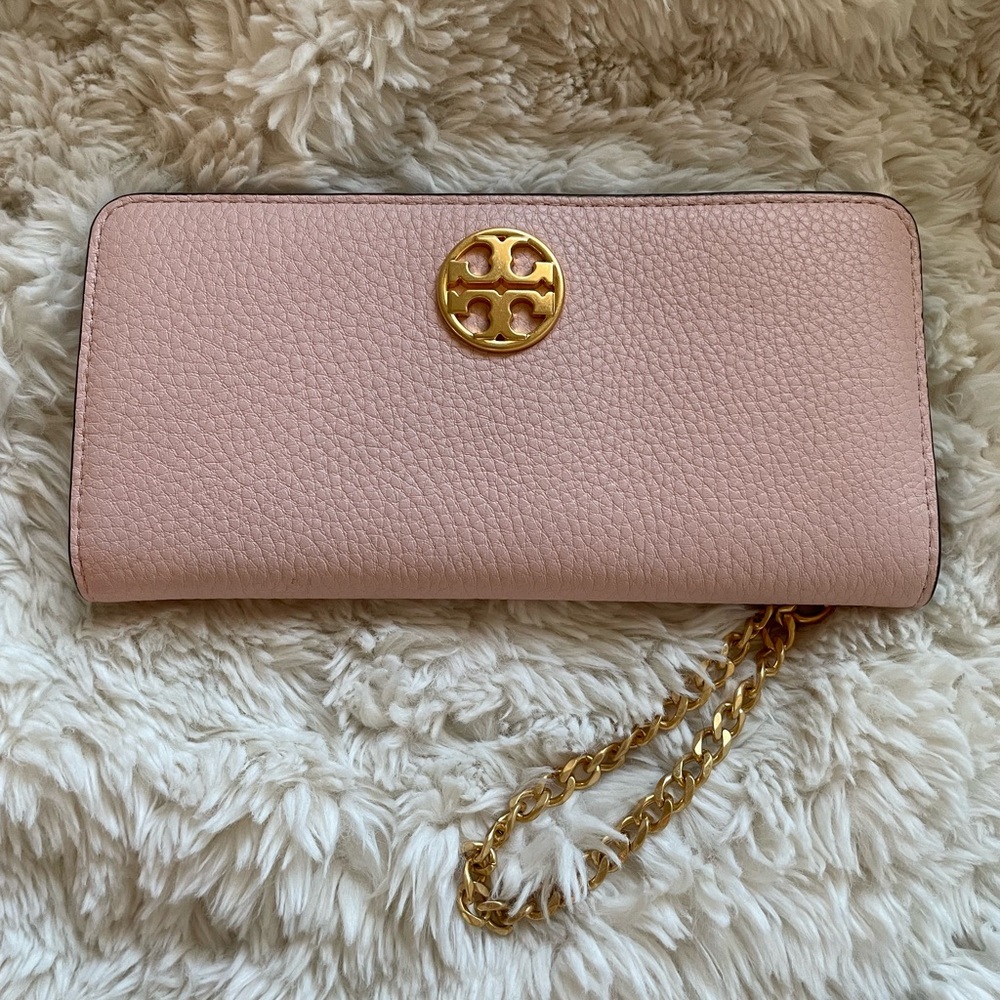 Tory Burch Robinson Chain Wrist Wallet Light Pink and button closure